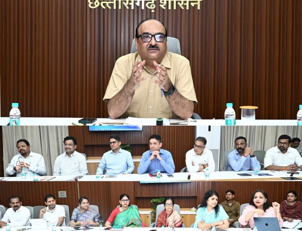 मुख्य सचिव ने सचिवों की ली उच्च स्तरीय बैठक*     *विभागों के महत्वपूर्ण कार्यों एवं योजनाओं के क्रियान्वयन की समीक्षा की