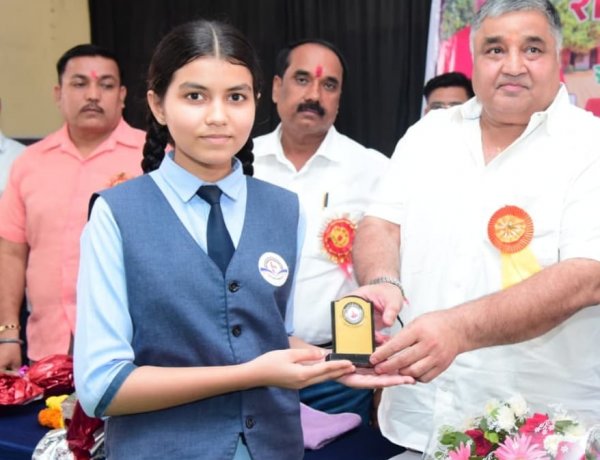 सरगुजा: शाला प्रवेश उत्सव में मंत्री राजेश अग्रवाल ने विद्यार्थियों का किया स्वागत, छात्राओं को बांटी साइकिलें