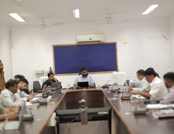 जशपुर: कलेक्टर रोहित व्यास ने विकास योजनाओं की समीक्षा की, समय-सीमा में गुणवत्तापूर्ण कार्य पूरे करने के दिए निर्देश