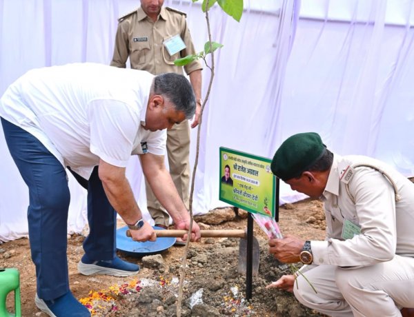 रायपुर: 'एक पेड़ माँ के नाम' अभियान के तहत मंत्री राजेश अग्रवाल ने किया पौधारोपण