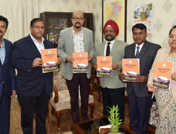 राज्यपाल श्री डेका को प्रमुख लोकायुक्त श्री उबोवेजा ने आयोग का वार्षिक प्रतिवेदन सौंपा