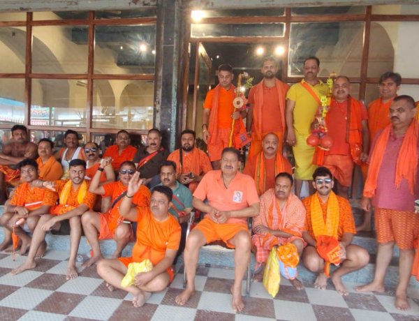 जशपुर: शिवभक्तों के जत्थे ने देवघर पहुंचकर बाबा बैद्यनाथ ज्योतिर्लिंग का किया जलाभिषेक