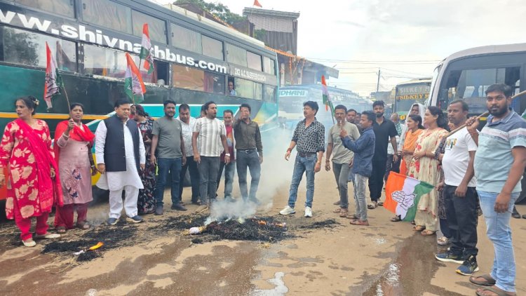 जशपुर: नकटी गांव के प्रभावित परिवारों के समर्थन में कांग्रेस का प्रदर्शन, मुख्यमंत्री का पुतला दहन