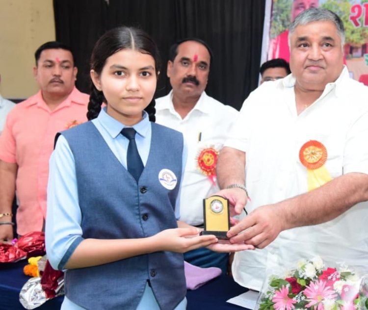 सरगुजा: शाला प्रवेश उत्सव में मंत्री राजेश अग्रवाल ने विद्यार्थियों का किया स्वागत, छात्राओं को बांटी साइकिलें