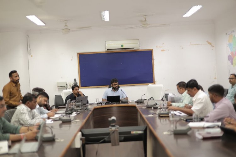 जशपुर: कलेक्टर रोहित व्यास ने विकास योजनाओं की समीक्षा की, समय-सीमा में गुणवत्तापूर्ण कार्य पूरे करने के दिए निर्देश