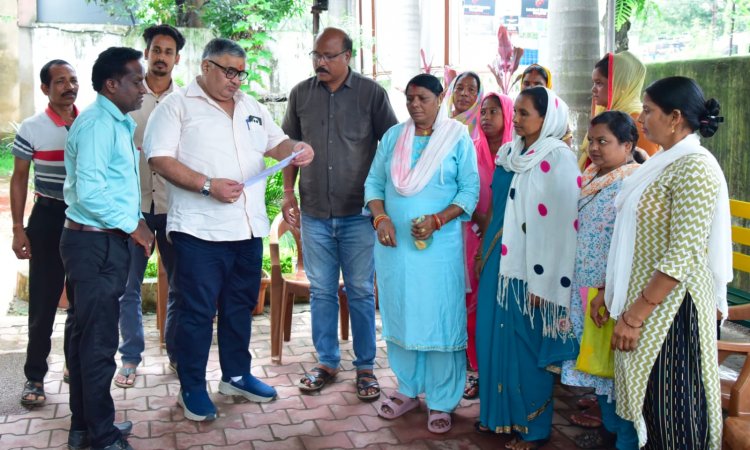 अंबिकापुर: जनदर्शन में पर्यटन एवं संस्कृति मंत्री राजेश अग्रवाल ने सुनीं लोगों की समस्याएं