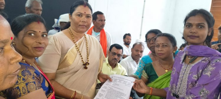 जशपुर: "वर्षों की सेवा का मिले सम्मान", आंगनबाड़ी सहायिकाओं ने विधायक के सामने रखीं अपनी प्रमुख मांगें