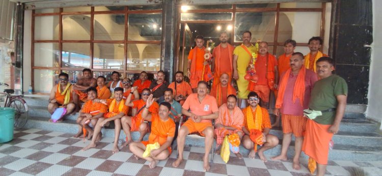 जशपुर: शिवभक्तों के जत्थे ने देवघर पहुंचकर बाबा बैद्यनाथ ज्योतिर्लिंग का किया जलाभिषेक