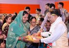 मुख्यमंत्री ने बांटे ऋण स्वीकृति पत्र और बीमा राशि के चेक, शहीद प्रधान आरक्षक राहुल राम प्रधान के परिवार को मिला एक करोड़ रुपये का बीमा लाभ