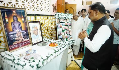 जशपुर: मुख्यमंत्री विष्णु देव साय ने सहपाठी प्रदीप जैन के घर पहुंचकर स्व. ज्ञानचंद जैन को दी श्रद्धांजलि