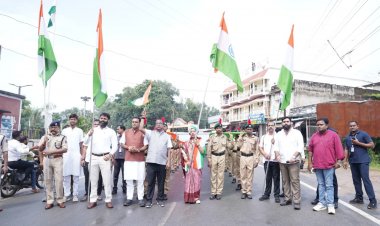 मुख्यमंत्री विष्णुदेव साय का खराब मौसम के कारण दौरा हुआ रद्द, धर्मपत्नी कौशल्या साय ने बच्चों के साथ थामा 1700 फीट लंबा तिरंगा