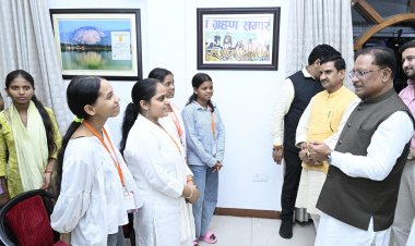 मुख्यमंत्री श्री विष्णुदेव साय से सरगुजा के ग्रामीण अंचलों से शैक्षणिक भ्रमण पर आए मेधावी विद्यार्थियों ने की सौजन्य मुलाकात