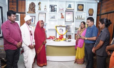 जशपुर: मुख्यमंत्री निवास बगिया में स्व. दिलीप सिंह जूदेव की पुण्यतिथि पर दी गई श्रद्धांजलि