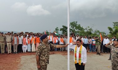 कर्रेगुट्टा पर पहुंची बस्तर तिरंगा यात्रा, उप मुख्यमंत्री श्री विजय शर्मा ने फहराया तिरंगा