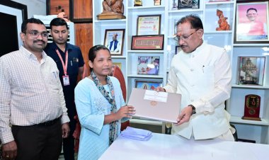 जशपुर: दृष्टिबाधा नहीं बनी बाधा, जयमंती के सपनों को मिली डिजिटल उड़ान