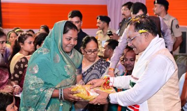 मुख्यमंत्री ने बांटे ऋण स्वीकृति पत्र और बीमा राशि के चेक, शहीद प्रधान आरक्षक राहुल राम प्रधान के परिवार को मिला एक करोड़ रुपये का बीमा लाभ