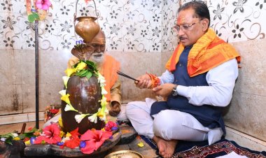 केरसई में बाबा भोलेनाथ के दरबार पहुंचे मुख्यमंत्री श्री साय, मंत्रोच्चार के बीच की विधि-विधान से पूजा-अर्चना