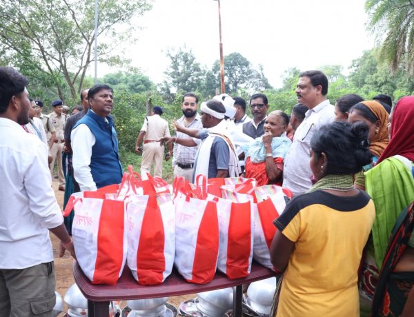 बाढ़ प्रभावित परिवारों के बीच पहुंचे वन मंत्री श्री केदार कश्यप