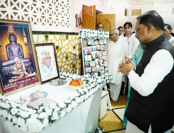 जशपुर: मुख्यमंत्री विष्णु देव साय ने सहपाठी प्रदीप जैन के घर पहुंचकर स्व. ज्ञानचंद जैन को दी श्रद्धांजलि