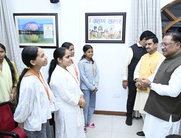 मुख्यमंत्री श्री विष्णुदेव साय से सरगुजा के ग्रामीण अंचलों से शैक्षणिक भ्रमण पर आए मेधावी विद्यार्थियों ने की सौजन्य मुलाकात