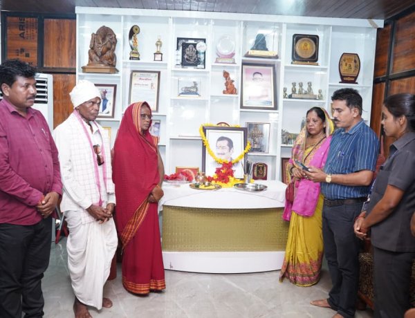जशपुर: मुख्यमंत्री निवास बगिया में स्व. दिलीप सिंह जूदेव की पुण्यतिथि पर दी गई श्रद्धांजलि