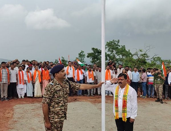 कर्रेगुट्टा पर पहुंची बस्तर तिरंगा यात्रा, उप मुख्यमंत्री श्री विजय शर्मा ने फहराया तिरंगा