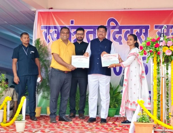 रायपुर : उत्कृष्ट कार्य और नवाचार के लिए छात्रावास अधीक्षक दंपत्ति सम्मानित    