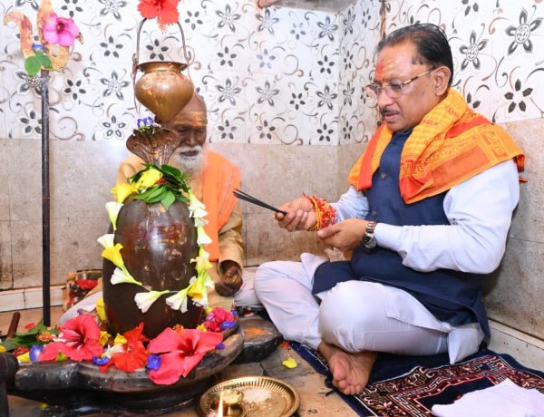 केरसई में बाबा भोलेनाथ के दरबार पहुंचे मुख्यमंत्री श्री साय, मंत्रोच्चार के बीच की विधि-विधान से पूजा-अर्चना