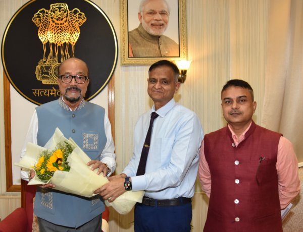 रायपुर : राज्यपाल श्री रमेन डेका से एम्स के कार्यपालक निदेशक ने की सौजन्य मुलाक़ात