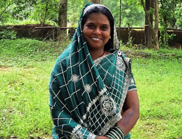 कभी घर की चारदीवारी तक सीमित थीं लक्ष्मनिया दीदी, आज गांव में डिजिटल सेवाओं की बनीं पहचान
