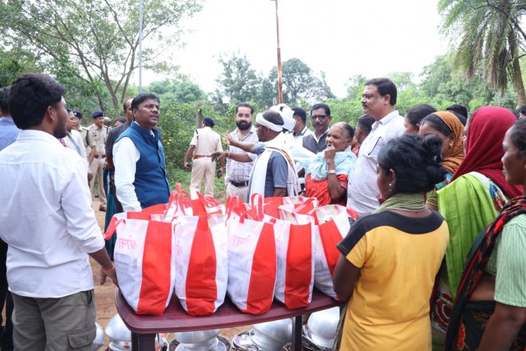 बाढ़ प्रभावित परिवारों के बीच पहुंचे वन मंत्री श्री केदार कश्यप