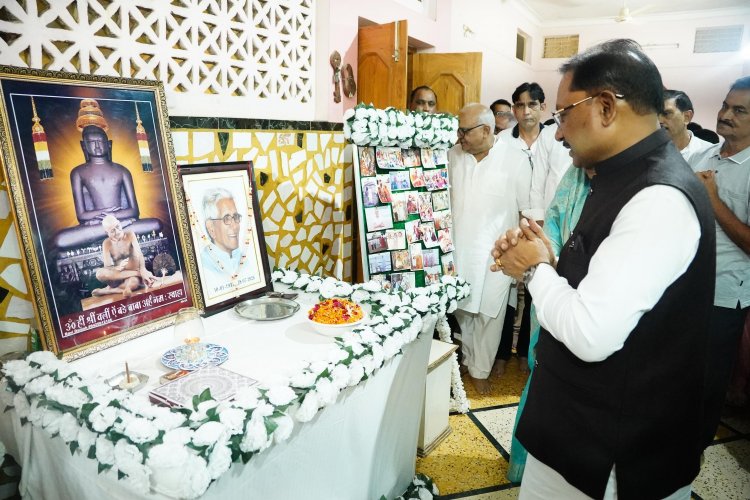जशपुर: मुख्यमंत्री विष्णु देव साय ने सहपाठी प्रदीप जैन के घर पहुंचकर स्व. ज्ञानचंद जैन को दी श्रद्धांजलि