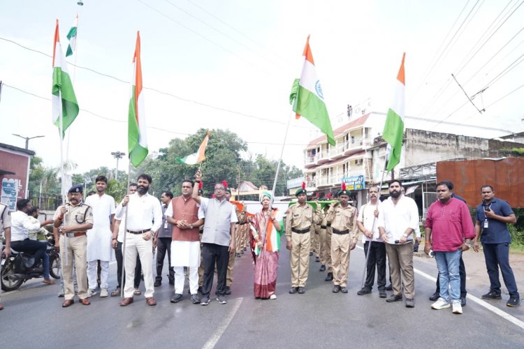 मुख्यमंत्री विष्णुदेव साय का खराब मौसम के कारण दौरा हुआ रद्द, धर्मपत्नी कौशल्या साय ने बच्चों के साथ थामा 1700 फीट लंबा तिरंगा