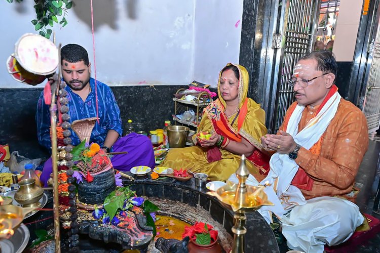 जशपुर: मुख्यमंत्री विष्णुदेव साय ने सावन सोमवार और नागपंचमी पर श्री फलेश्वरनाथ महादेव की पूजा-अर्चना की