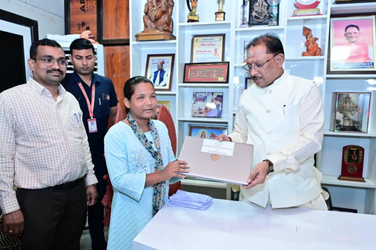 जशपुर: दृष्टिबाधा नहीं बनी बाधा, जयमंती के सपनों को मिली डिजिटल उड़ान