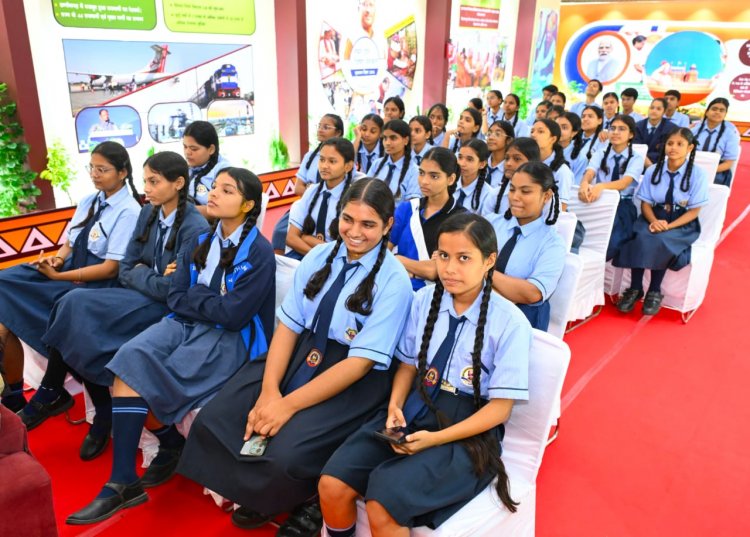 रायपुर: टाउन हॉल में छायाचित्र प्रदर्शनी बनी आकर्षण का केंद्र, एआई तकनीक से विरासत और पर्यटन का दिखा अनोखा अनुभव