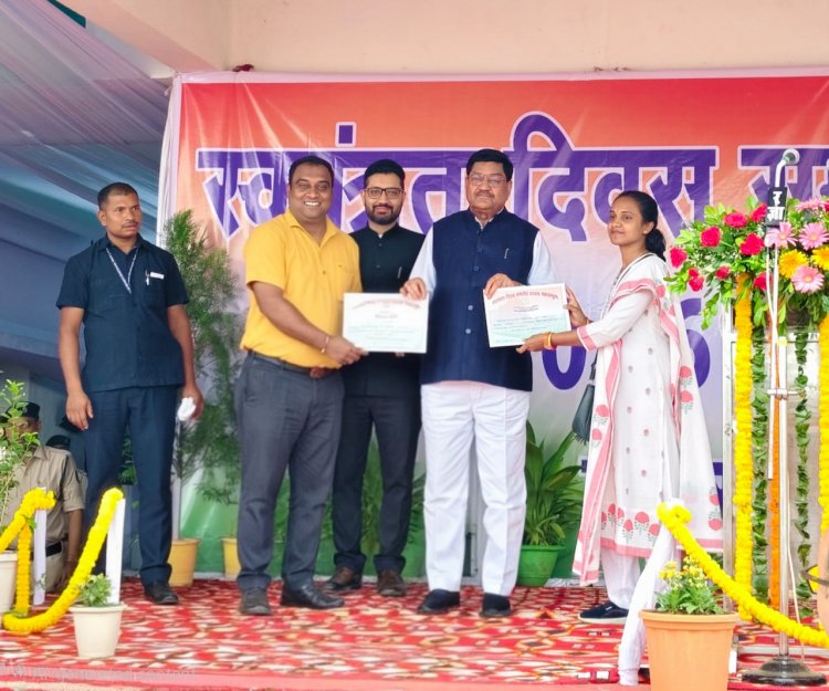 रायपुर : उत्कृष्ट कार्य और नवाचार के लिए छात्रावास अधीक्षक दंपत्ति सम्मानित    