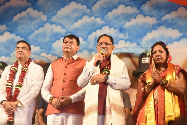 मुख्यमंत्री श्री विष्णुदेव साय सपत्नीक शिव महापुराण कथा में हुए शामिल, व्यासपीठ की पूजा-अर्चना कर प्रदेशवासियों के कल्याण की कामना की