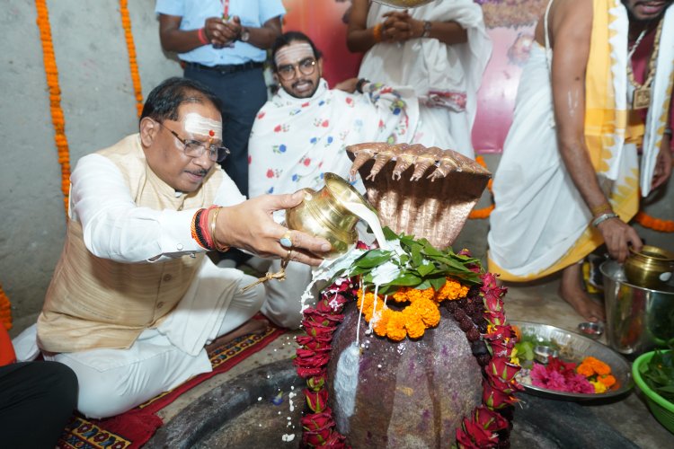 बाबा कर्मेश्वर धाम पहुंचे मुख्यमंत्री विष्णुदेव साय, रुद्राभिषेक कर प्रदेश की सुख-समृद्धि की कामना
