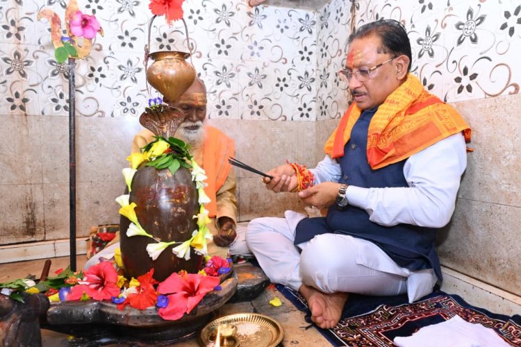 केरसई में बाबा भोलेनाथ के दरबार पहुंचे मुख्यमंत्री श्री साय, मंत्रोच्चार के बीच की विधि-विधान से पूजा-अर्चना