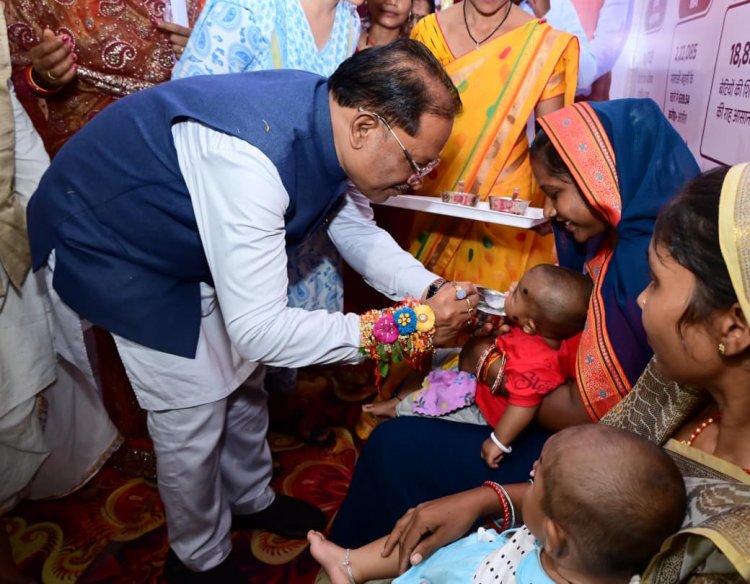 विष्णु भैया को बहनों ने बांधी राखी, मुख्यमंत्री ने उपहार देकर जताया स्नेह