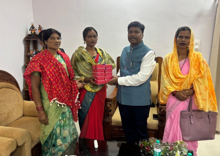 उद्यमिता की नई मिसाल: बस्तर की महिलाओं ने तैयार की बिना शक्कर वाली ऑर्गेनिक काजू-कतली