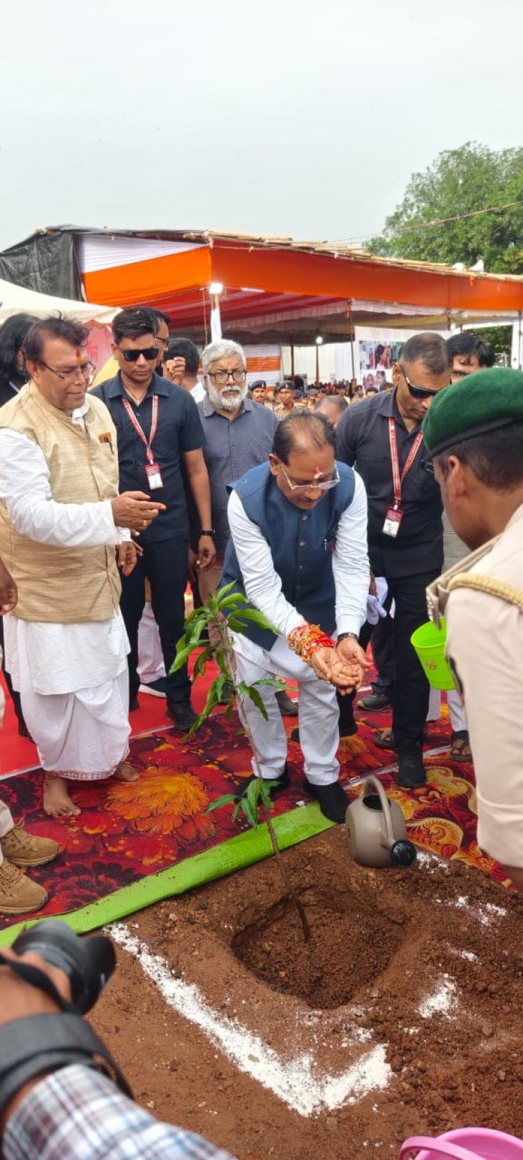‘राखी का धागा, प्रकृति की रक्षा का वादा’: गारीघाट में मुख्यमंत्री ने वृक्ष को बांधी राखी, किया पौधरोपण