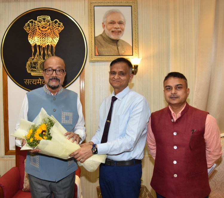 रायपुर : राज्यपाल श्री रमेन डेका से एम्स के कार्यपालक निदेशक ने की सौजन्य मुलाक़ात