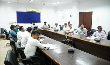 राजस्व एवं कृषि विभाग की समीक्षा बैठक में कलेक्टर ने कहा- प्रत्येक किसान और प्रत्येक खसरे का पंजीयन अनिवार्य रूप से करें