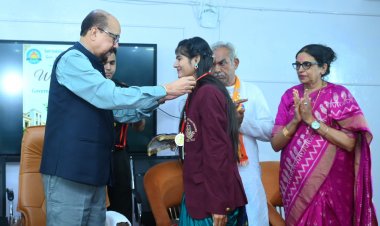 वर्तमान पर फोकस करें, निरंतर सीखते रहें और समाज के लिए योगदान दें-श्री डेका