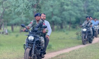 मुख्यमंत्री विष्णुदेव साय की मंशानुरूप मेटागुड़ा में लगी चौपाल, जमीन पर बैठकर कलेक्टर अमित कुमार ने सुनी ग्रामीणों की समस्याएं