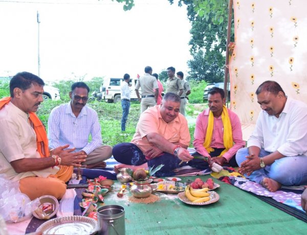 रायपुर : अंबिकापुर के खम्हरिया और उदयपुर में महतारी सदन निर्माण का भूमिपूजन, महिलाओं के हुनर और आत्मनिर्भरता को मिलेगा नया मंच