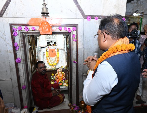 मुख्यमंत्री विष्णुदेव साय ने गोल बाजार में विराजे विघ्नहर्ता के किए दर्शन-पूजन, प्रदेश की सुख-समृद्धि और खुशहाली की कामना की
