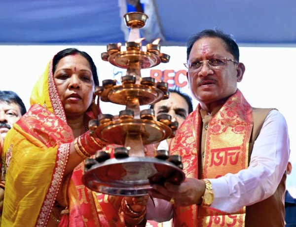 सवा लाख ‘आशीर्वाद के दीपों’ से जगमगाया खारुन तट, प्रधानमंत्री श्री नरेंद्र मोदी के स्वस्थ और दीर्घायु जीवन के लिए हुई महाआरती